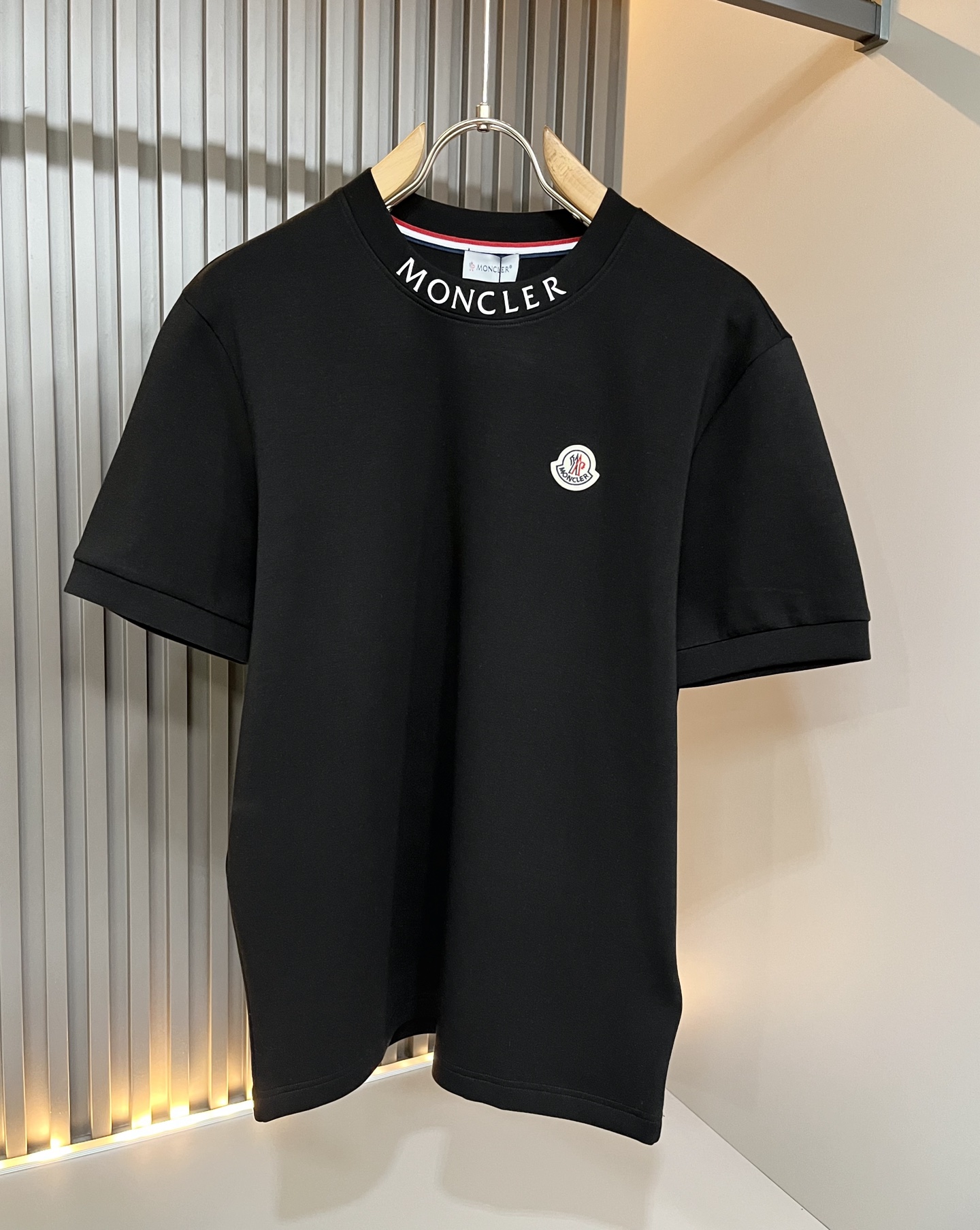 Moncler蒙口2026秋冬新款贸易订单短袖打底衫,全品相!!网红款!胸前logo图案刺绣设计!上身舒适透气,不僵硬, Moncler蒙口2026秋冬新款贸易订单短袖打底衫,全品相!!网红款!胸前logo图案刺绣设计!上身舒适透气,不僵硬,