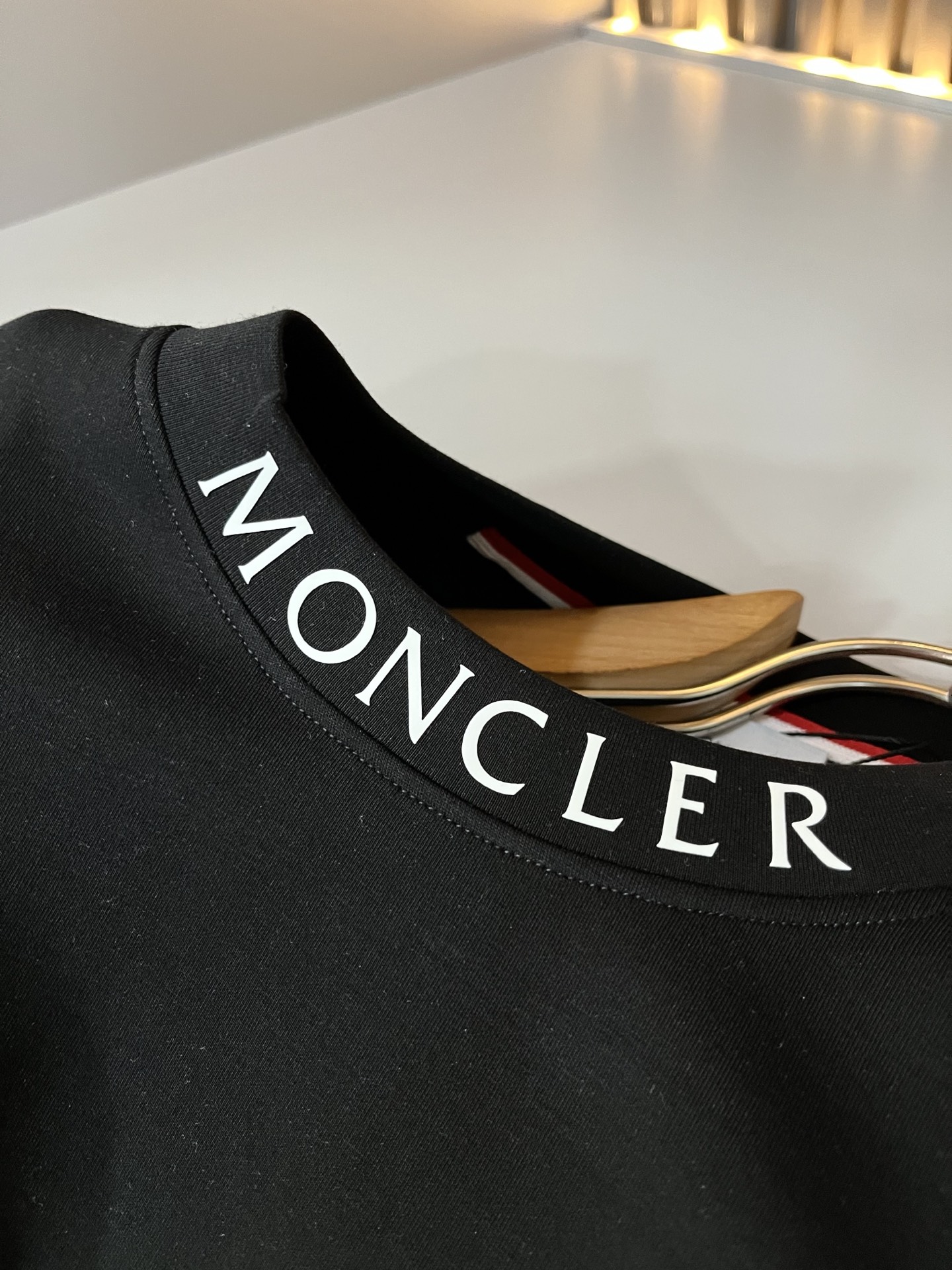 Moncler蒙口2026秋冬新款贸易订单短袖打底衫,全品相!!网红款!胸前logo图案刺绣设计!上身舒适透气,不僵硬, Moncler蒙口2026秋冬新款贸易订单短袖打底衫,全品相!!网红款!胸前logo图案刺绣设计!上身舒适透气,不僵硬,