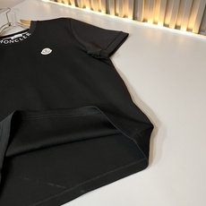 Moncler蒙口2026秋冬新款贸易订单短袖打底衫,全品相!!网红款!胸前logo图案刺绣设计!上身舒适透气,不僵硬, Moncler蒙口2026秋冬新款贸易订单短袖打底衫,全品相!!网红款!胸前logo图案刺绣设计!上身舒适透气,不僵硬,