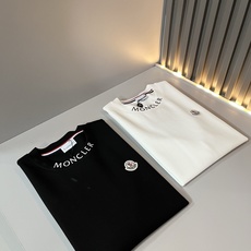 Moncler蒙口2026秋冬新款贸易订单短袖打底衫,全品相!!网红款!胸前logo图案刺绣设计!上身舒适透气,不僵硬, Moncler蒙口2026秋冬新款贸易订单短袖打底衫,全品相!!网红款!胸前logo图案刺绣设计!上身舒适透气,不僵硬,