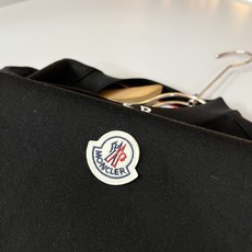 Moncler蒙口2026秋冬新款贸易订单短袖打底衫,全品相!!网红款!胸前logo图案刺绣设计!上身舒适透气,不僵硬, Moncler蒙口2026秋冬新款贸易订单短袖打底衫,全品相!!网红款!胸前logo图案刺绣设计!上身舒适透气,不僵硬,