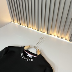 Moncler蒙口2026秋冬新款贸易订单短袖打底衫,全品相!!网红款!胸前logo图案刺绣设计!上身舒适透气,不僵硬, Moncler蒙口2026秋冬新款贸易订单短袖打底衫,全品相!!网红款!胸前logo图案刺绣设计!上身舒适透气,不僵硬,