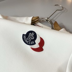 Moncler蒙口2026秋冬新款贸易订单短袖打底衫,全品相!!网红款!胸前logo图案刺绣设计!上身舒适透气,不僵硬, Moncler蒙口2026秋冬新款贸易订单短袖打底衫,全品相!!网红款!胸前logo图案刺绣设计!上身舒适透气,不僵硬,