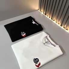Moncler蒙口2026秋冬新款贸易订单短袖打底衫,全品相!!网红款!胸前logo图案刺绣设计!上身舒适透气,不僵硬, Moncler蒙口2026秋冬新款贸易订单短袖打底衫,全品相!!网红款!胸前logo图案刺绣设计!上身舒适透气,不僵硬,