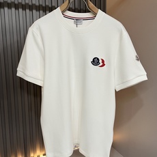 Moncler蒙口2026秋冬新款贸易订单短袖打底衫,全品相!!网红款!胸前logo图案刺绣设计!上身舒适透气,不僵硬, Moncler蒙口2026秋冬新款贸易订单短袖打底衫,全品相!!网红款!胸前logo图案刺绣设计!上身舒适透气,不僵硬,