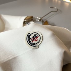 Moncler蒙口2026秋冬新款贸易订单短袖打底衫,全品相!!网红款!胸前logo图案刺绣设计!上身舒适透气,不僵硬, Moncler蒙口2026秋冬新款贸易订单短袖打底衫,全品相!!网红款!胸前logo图案刺绣设计!上身舒适透气,不僵硬,