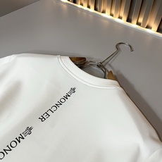 Moncler蒙口2026秋冬新款贸易订单短袖打底衫,全品相!!网红款!胸前logo图案刺绣设计!上身舒适透气,不僵硬, Moncler蒙口2026秋冬新款贸易订单短袖打底衫,全品相!!网红款!胸前logo图案刺绣设计!上身舒适透气,不僵硬,