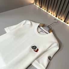 Moncler蒙口2026秋冬新款贸易订单短袖打底衫,全品相!!网红款!胸前logo图案刺绣设计!上身舒适透气,不僵硬, Moncler蒙口2026秋冬新款贸易订单短袖打底衫,全品相!!网红款!胸前logo图案刺绣设计!上身舒适透气,不僵硬,