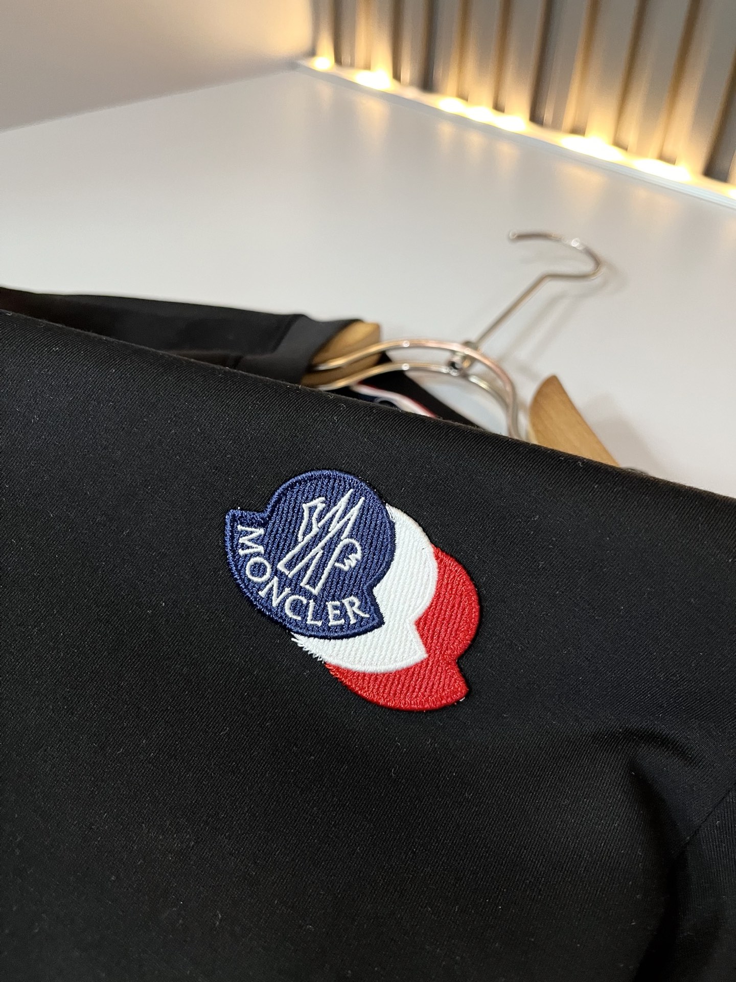 Moncler蒙口2026秋冬新款贸易订单短袖打底衫，全品相！！网红款！胸前logo图案刺绣设计！上身舒适透气，不僵硬，