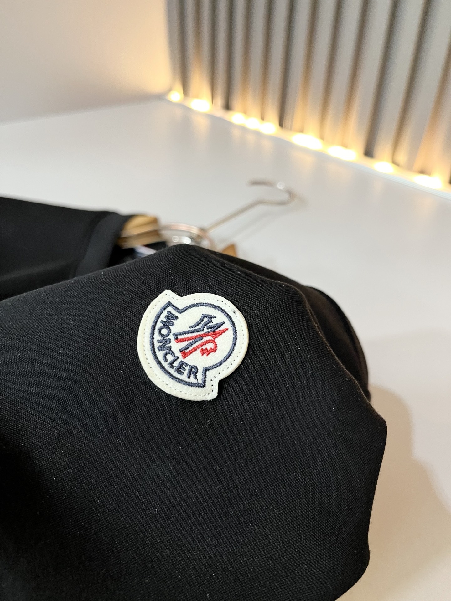 Moncler蒙口2026秋冬新款贸易订单短袖打底衫，全品相！！网红款！胸前logo图案刺绣设计！上身舒适透气，不僵硬，