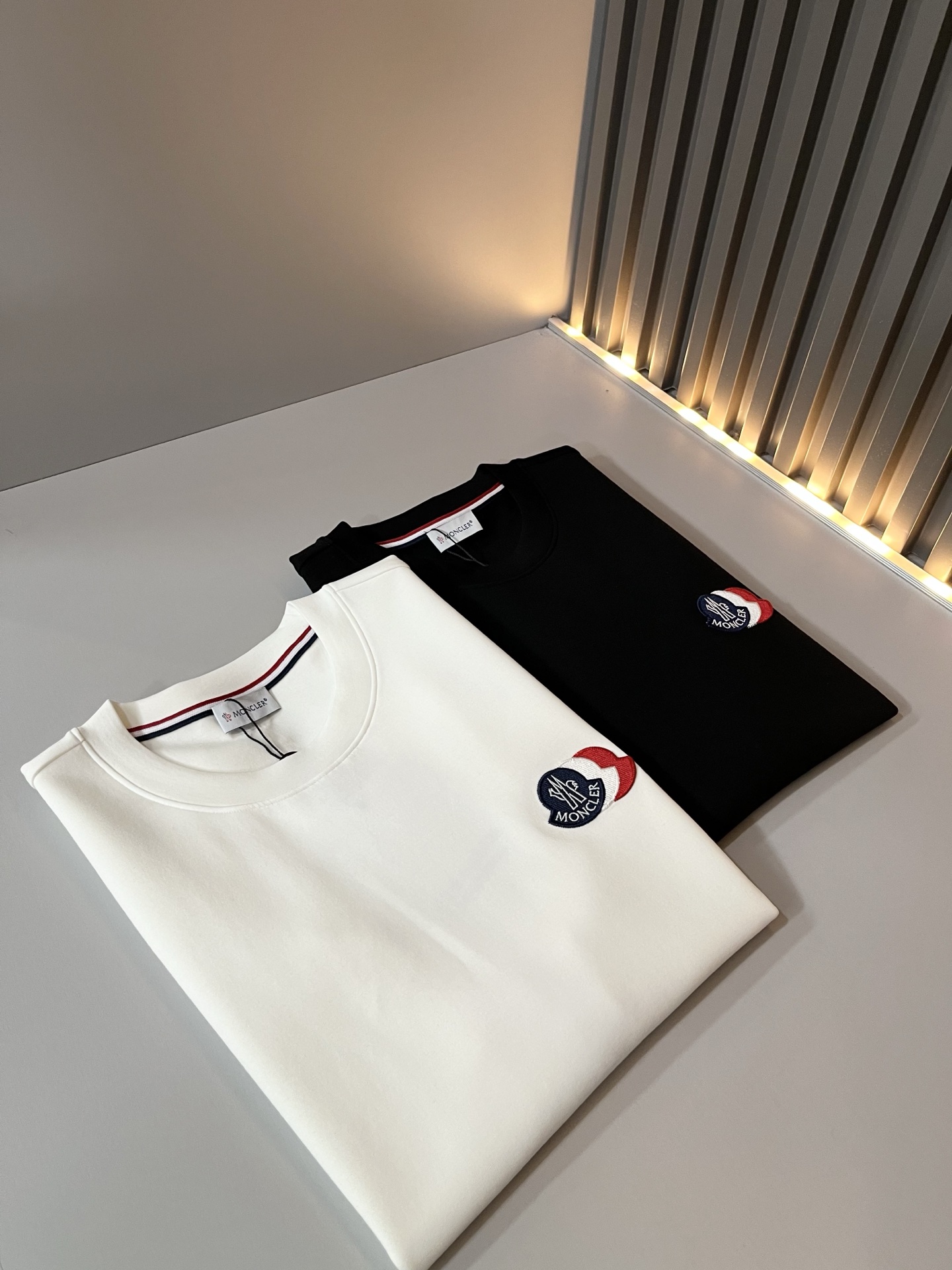 Moncler蒙口2026秋冬新款贸易订单短袖打底衫，全品相！！网红款！胸前logo图案刺绣设计！上身舒适透气，不僵硬，