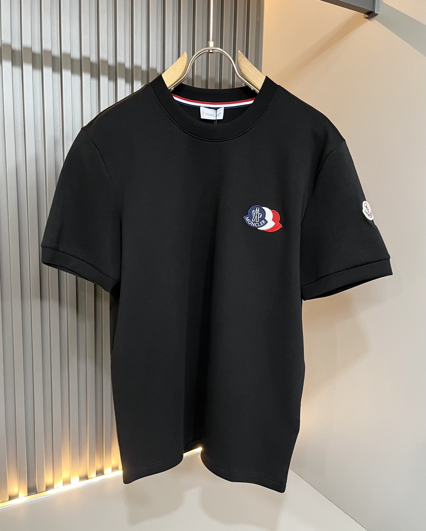 Moncler蒙口2026秋冬新款贸易订单短袖打底衫，全品相！！网红款！胸前logo图案刺绣设计！上身舒适透气，不僵硬，