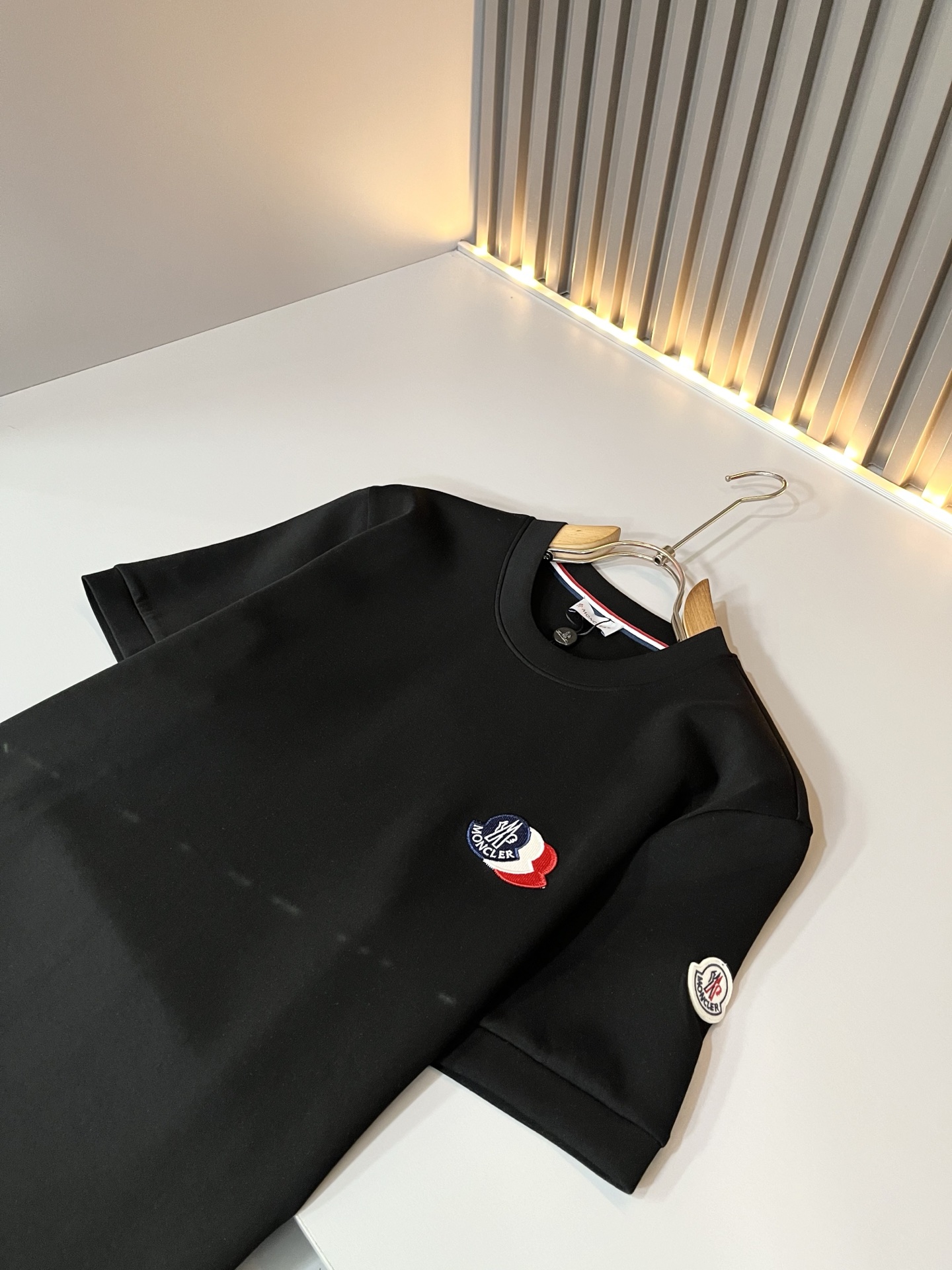 Moncler蒙口2026秋冬新款贸易订单短袖打底衫，全品相！！网红款！胸前logo图案刺绣设计！上身舒适透气，不僵硬，