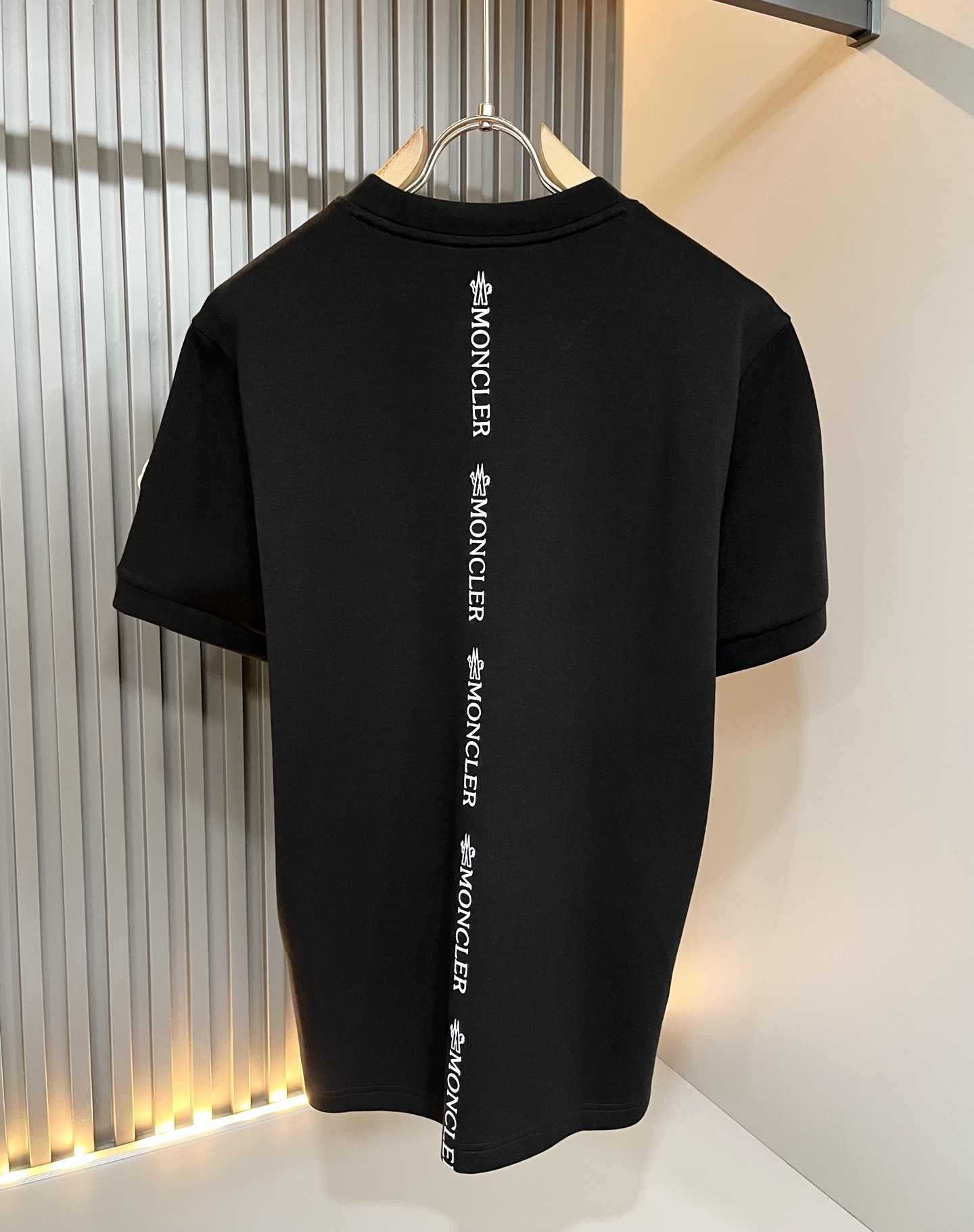 Moncler蒙口2026秋冬新款贸易订单短袖打底衫，全品相！！网红款！胸前logo图案刺绣设计！上身舒适透气，不僵硬，