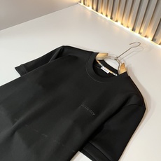 Bur*erry 巴*莉 2026秋冬新款男女同款短袖打底,品牌最新设计元素!既不单调也不复杂,恰到好处的展现品味!客供 Bur*erry 巴*莉 2026秋冬新款男女同款短袖打底,品牌最新设计元素!既不单调也不复杂,恰到好处的展现品味!客供