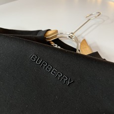 Bur*erry 巴*莉 2026秋冬新款男女同款短袖打底,品牌最新设计元素!既不单调也不复杂,恰到好处的展现品味!客供 Bur*erry 巴*莉 2026秋冬新款男女同款短袖打底,品牌最新设计元素!既不单调也不复杂,恰到好处的展现品味!客供