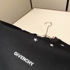Giv*chy/纪*希2026秋冬新款男女同款👫卫衣,主创时尚注入了全新时尚能量。通过探索各种题材和性感魅力,极具辨识度 Giv*chy/纪*希2026秋冬新款男女同款👫卫衣,主创时尚注入了全新时尚能量。通过探索各种题材和性感魅力,极具辨识度