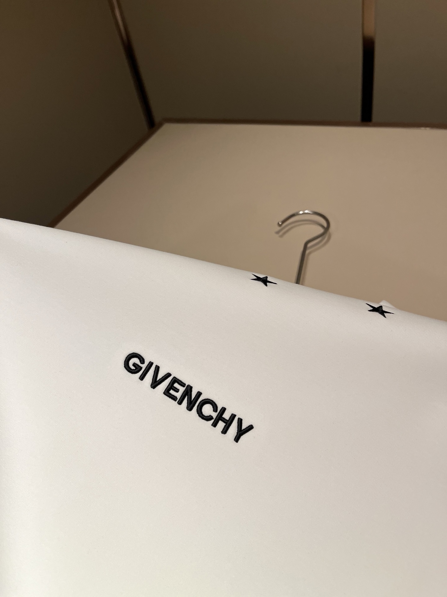 Giv*chy/纪*希2026秋冬新款男女同款👫卫衣,主创时尚注入了全新时尚能量。通过探索各种题材和性感魅力,极具辨识度 Giv*chy/纪*希2026秋冬新款男女同款👫卫衣,主创时尚注入了全新时尚能量。通过探索各种题材和性感魅力,极具辨识度