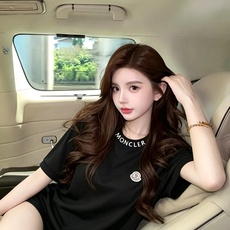 Moncler蒙口2026秋冬新款贸易订单短袖打底衫,全品相!!网红款!胸前logo图案刺绣设计!上身舒适透气,不僵硬, Moncler蒙口2026秋冬新款贸易订单短袖打底衫,全品相!!网红款!胸前logo图案刺绣设计!上身舒适透气,不僵硬,