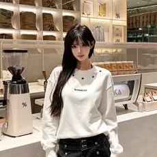 Giv*chy/纪*希2026秋冬新款男女同款👫卫衣,主创时尚注入了全新时尚能量。通过探索各种题材和性感魅力,极具辨识度 Giv*chy/纪*希2026秋冬新款男女同款👫卫衣,主创时尚注入了全新时尚能量。通过探索各种题材和性感魅力,极具辨识度