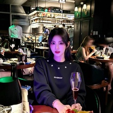 Giv*chy/纪*希2026秋冬新款男女同款👫卫衣,主创时尚注入了全新时尚能量。通过探索各种题材和性感魅力,极具辨识度 Giv*chy/纪*希2026秋冬新款男女同款👫卫衣,主创时尚注入了全新时尚能量。通过探索各种题材和性感魅力,极具辨识度