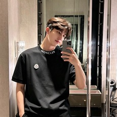 Moncler蒙口2026秋冬新款贸易订单短袖打底衫,全品相!!网红款!胸前logo图案刺绣设计!上身舒适透气,不僵硬, Moncler蒙口2026秋冬新款贸易订单短袖打底衫,全品相!!网红款!胸前logo图案刺绣设计!上身舒适透气,不僵硬,