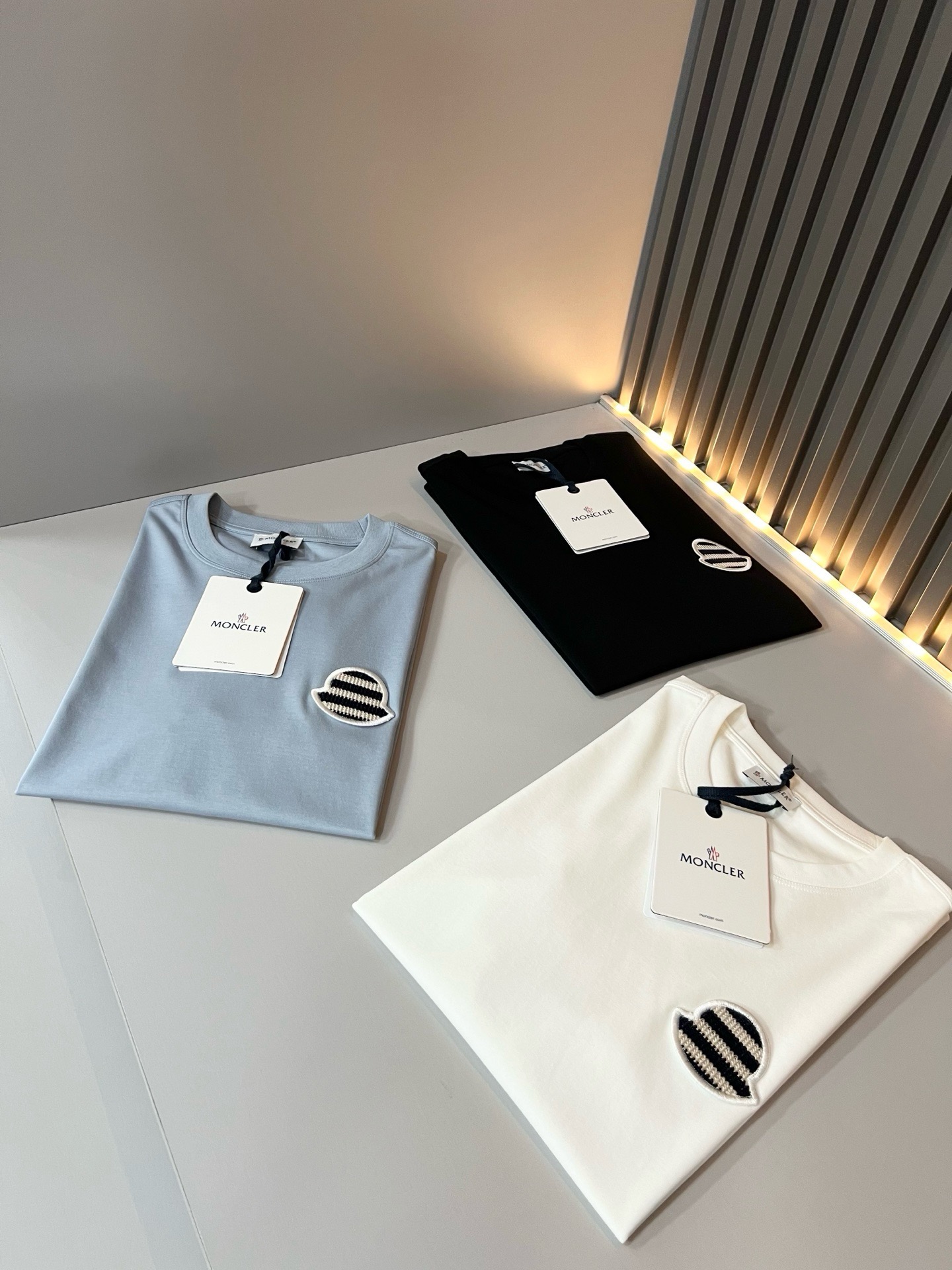 Moncler蒙家 2026春夏最新男女同款👫贸易订单短袖T恤,全品相!!网红款!采用logo图案刺绣设计!上身舒适透气 Moncler蒙家 2026春夏最新男女同款👫贸易订单短袖T恤,全品相!!网红款!采用logo图案刺绣设计!上身舒适透气