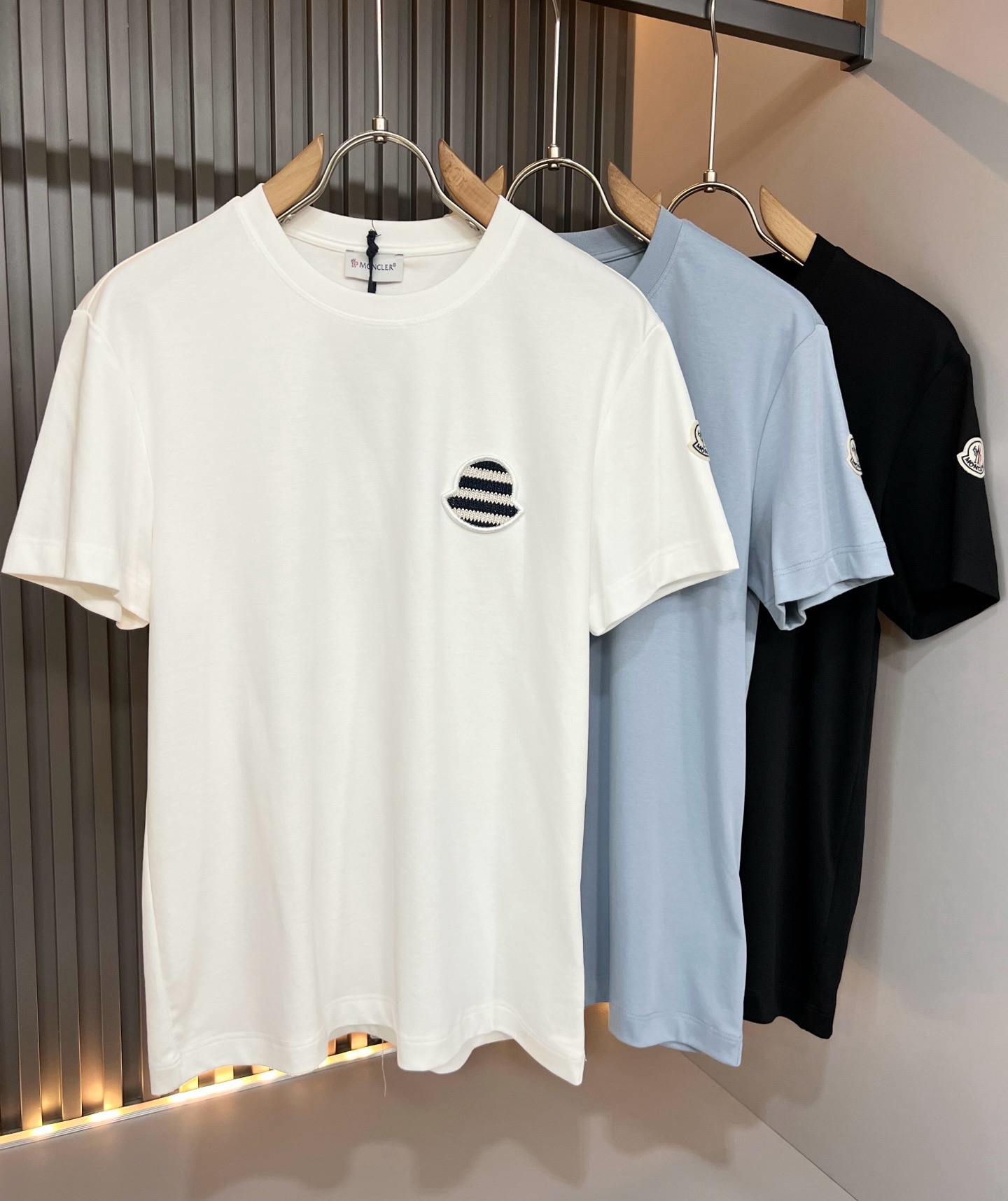 Moncler蒙家 2026春夏最新男女同款👫贸易订单短袖T恤,全品相!!网红款!采用logo图案刺绣设计!上身舒适透气 Moncler蒙家 2026春夏最新男女同款👫贸易订单短袖T恤,全品相!!网红款!采用logo图案刺绣设计!上身舒适透气