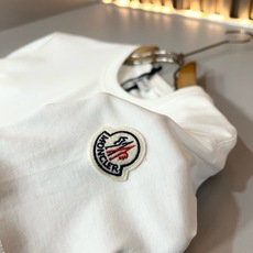 Moncler蒙家 2026春夏最新男女同款👫贸易订单短袖T恤,全品相!!网红款!采用logo图案刺绣设计!上身舒适透气 Moncler蒙家 2026春夏最新男女同款👫贸易订单短袖T恤,全品相!!网红款!采用logo图案刺绣设计!上身舒适透气