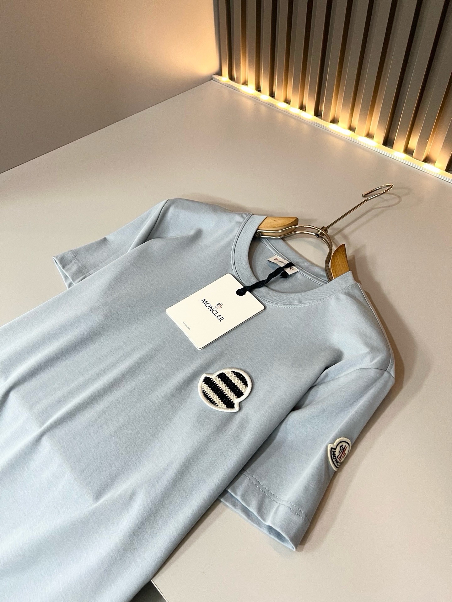 Moncler蒙家 2026春夏最新男女同款👫贸易订单短袖T恤,全品相!!网红款!采用logo图案刺绣设计!上身舒适透气 Moncler蒙家 2026春夏最新男女同款👫贸易订单短袖T恤,全品相!!网红款!采用logo图案刺绣设计!上身舒适透气