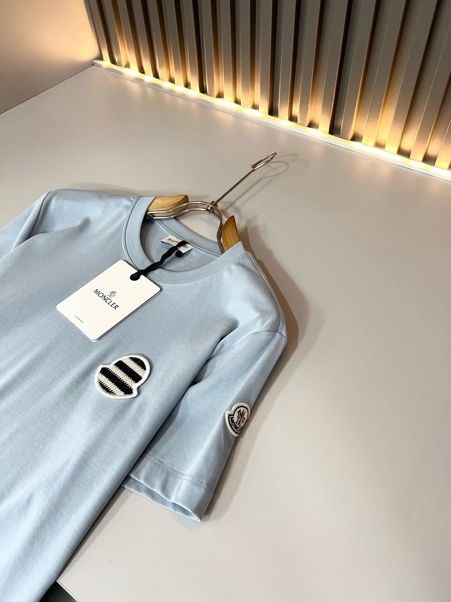 Moncler蒙家 2026春夏最新男女同款👫贸易订单短袖T恤,全品相!!网红款!采用logo图案刺绣设计!上身舒适透气 Moncler蒙家 2026春夏最新男女同款👫贸易订单短袖T恤,全品相!!网红款!采用logo图案刺绣设计!上身舒适透气