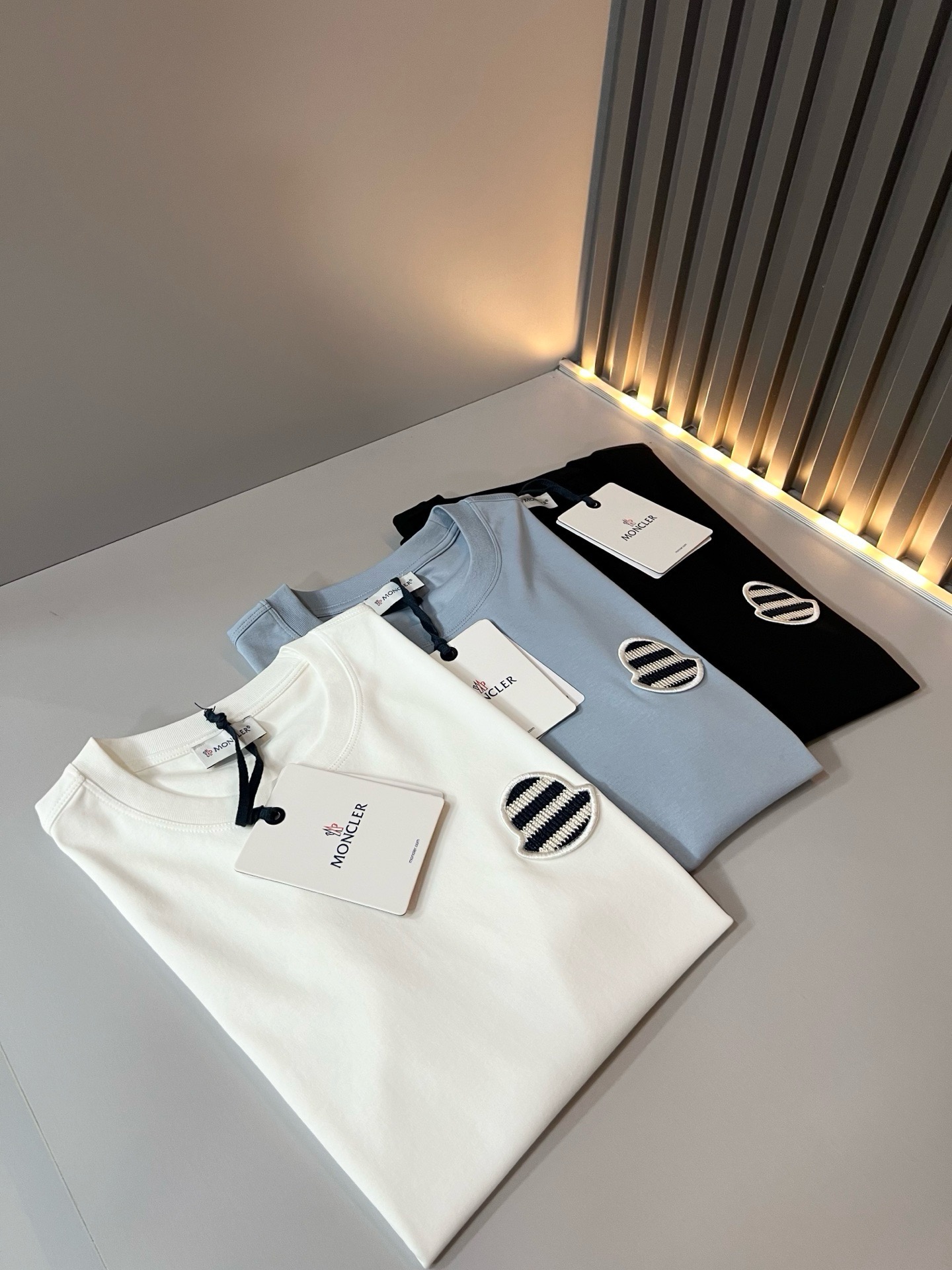 Moncler蒙家 2026春夏最新男女同款👫贸易订单短袖T恤,全品相!!网红款!采用logo图案刺绣设计!上身舒适透气 Moncler蒙家 2026春夏最新男女同款👫贸易订单短袖T恤,全品相!!网红款!采用logo图案刺绣设计!上身舒适透气