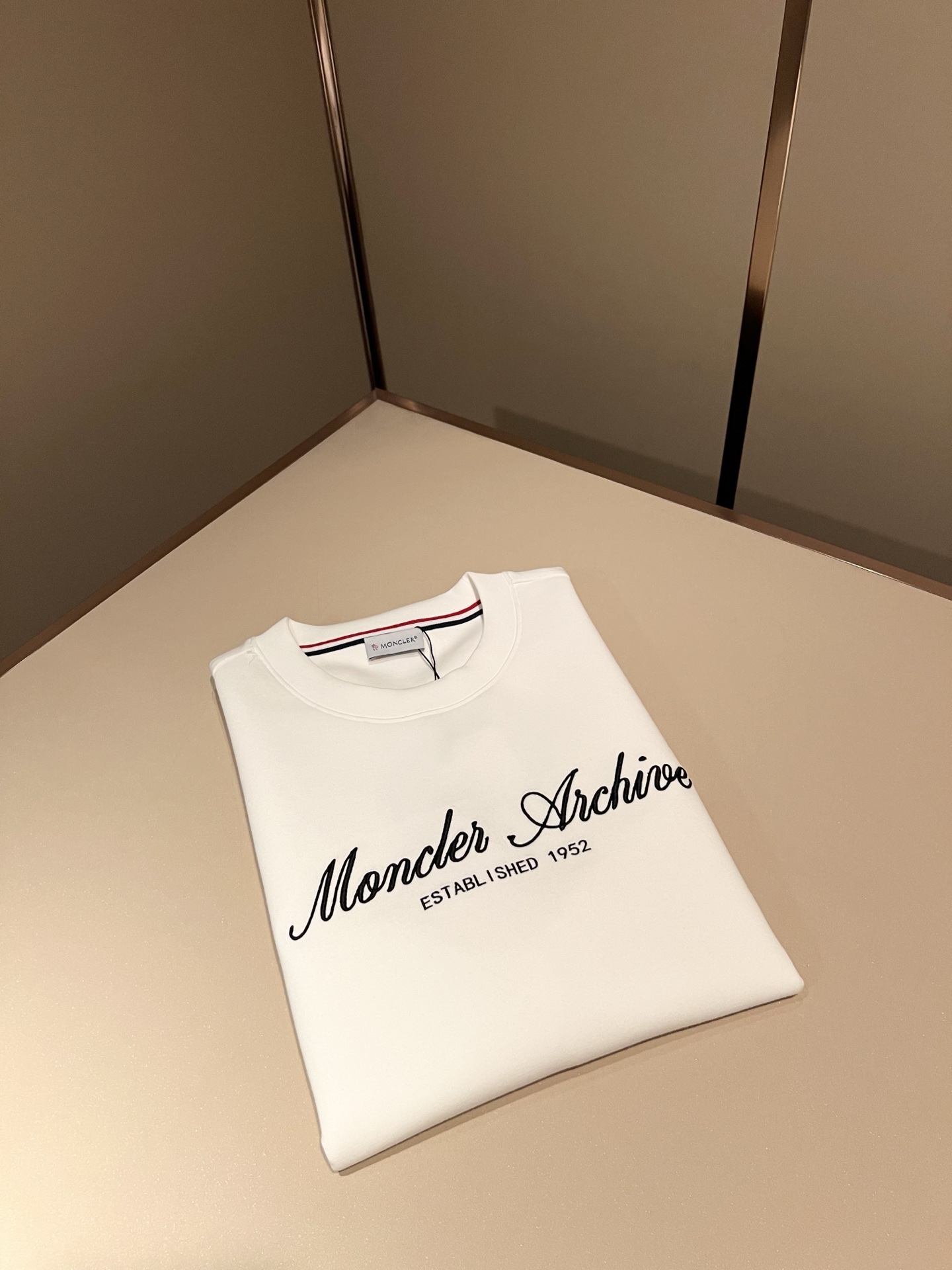 Moncler蒙口2026秋冬新款贸易订单短袖打底衫，全品相！！网红款！胸前logo图案刺绣设计！上身舒适透气，不僵硬，