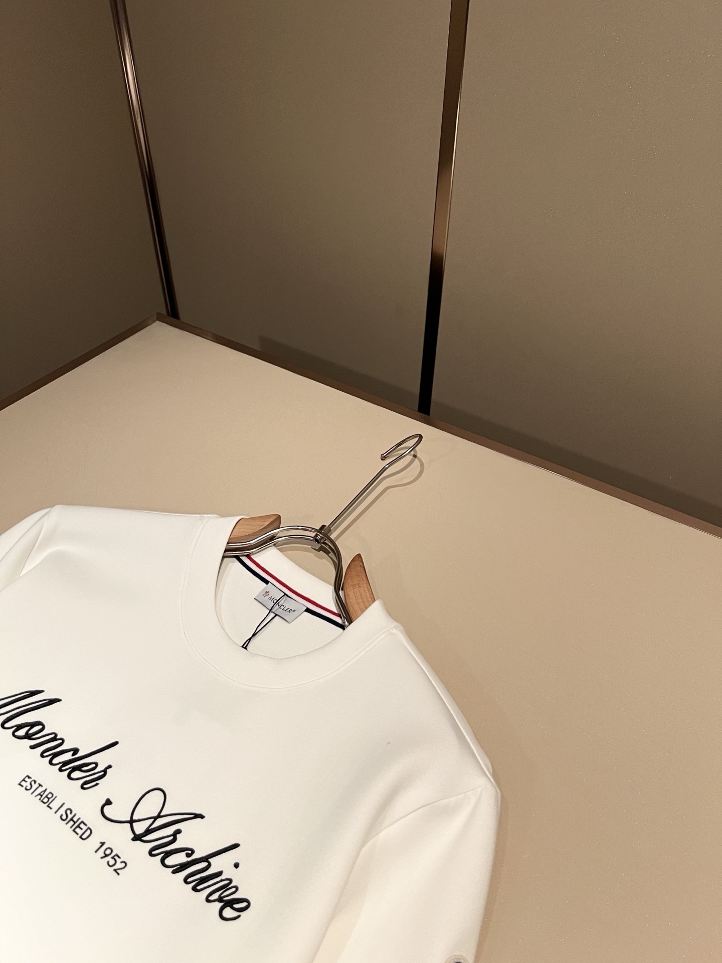 Moncler蒙口2026秋冬新款贸易订单短袖打底衫，全品相！！网红款！胸前logo图案刺绣设计！上身舒适透气，不僵硬，