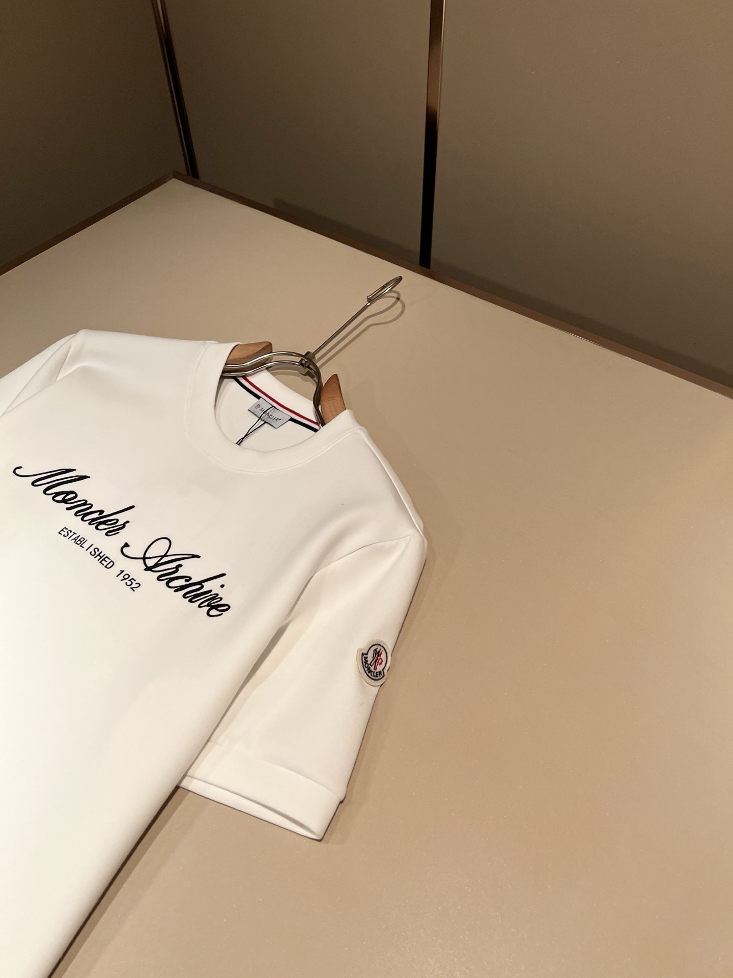 Moncler蒙口2026秋冬新款贸易订单短袖打底衫，全品相！！网红款！胸前logo图案刺绣设计！上身舒适透气，不僵硬，