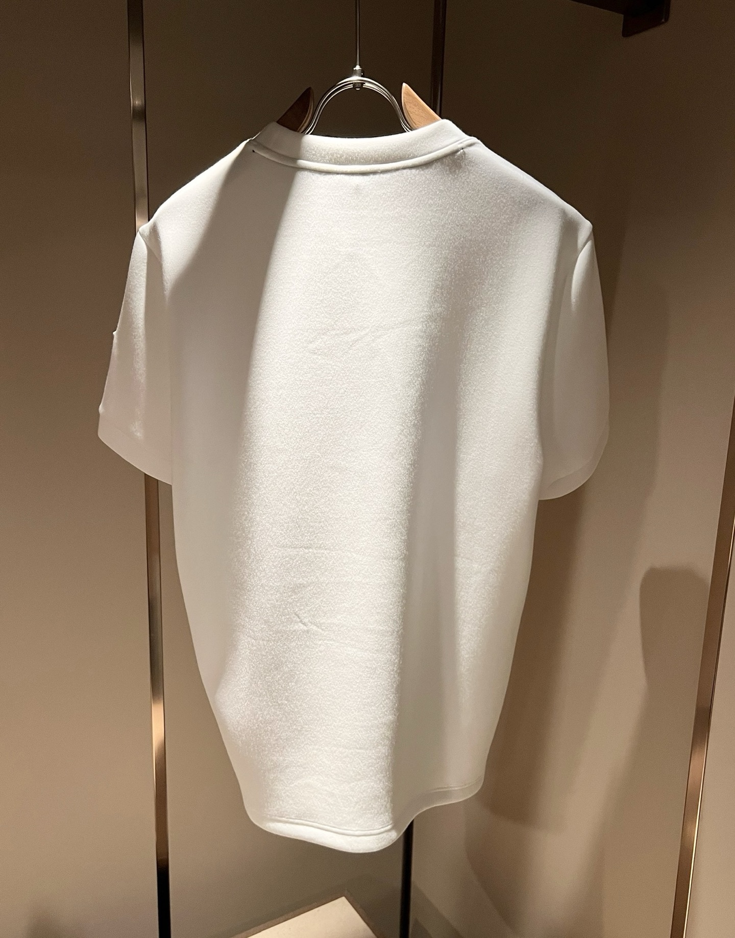Moncler蒙口2026秋冬新款贸易订单短袖打底衫，全品相！！网红款！胸前logo图案刺绣设计！上身舒适透气，不僵硬，