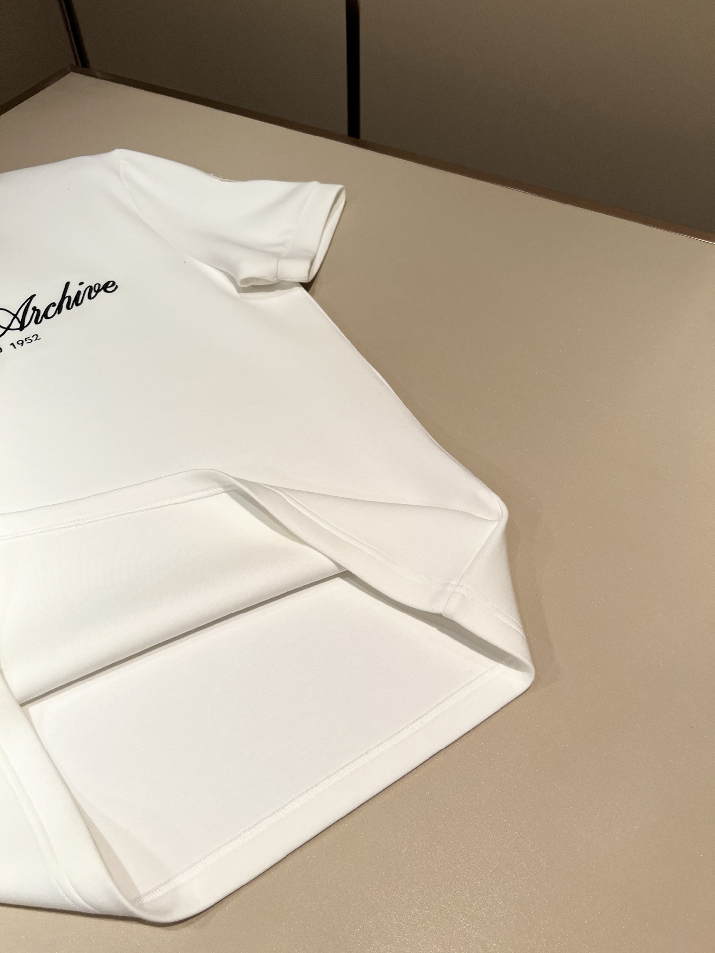 Moncler蒙口2026秋冬新款贸易订单短袖打底衫，全品相！！网红款！胸前logo图案刺绣设计！上身舒适透气，不僵硬，