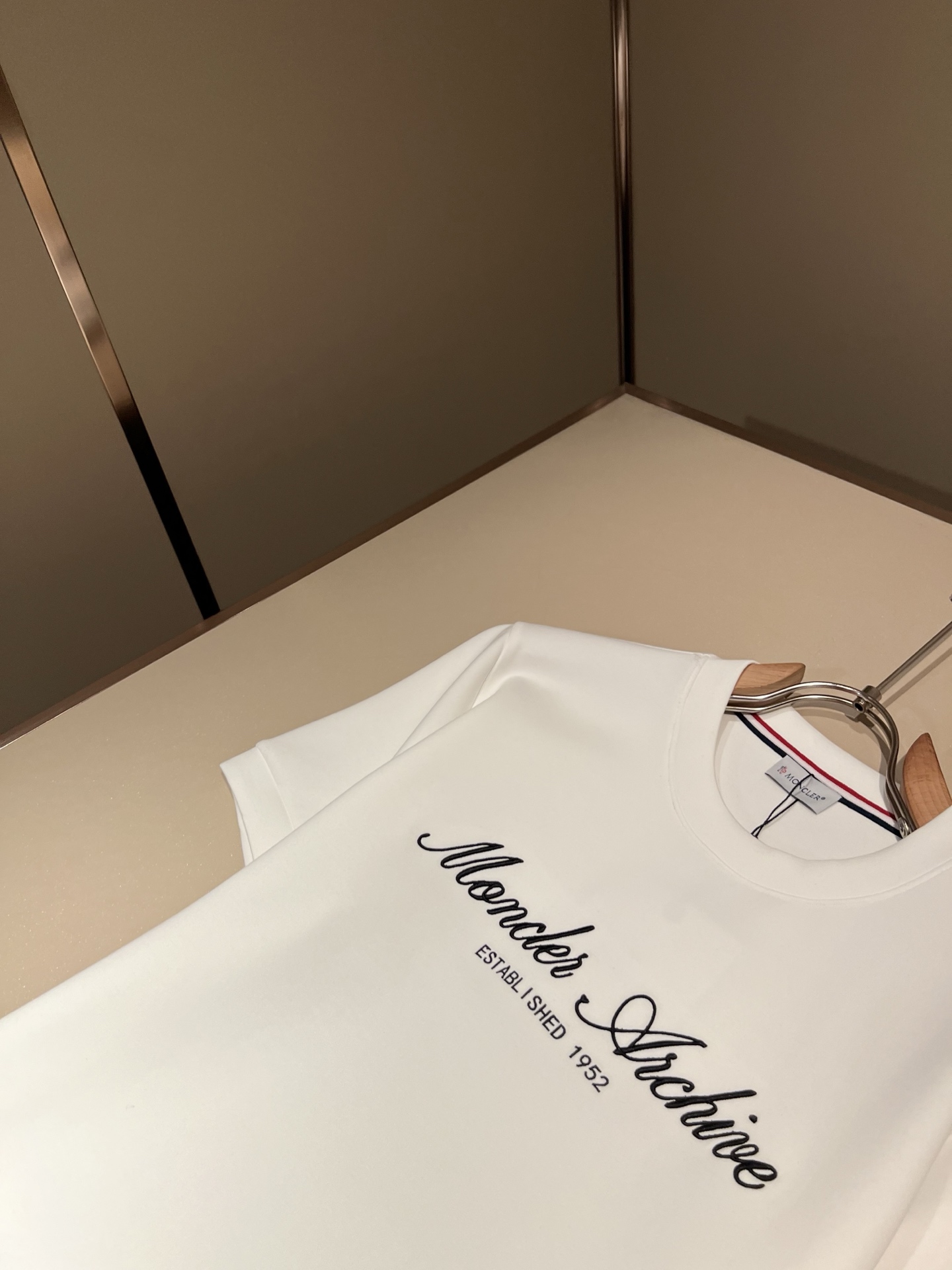 Moncler蒙口2026秋冬新款贸易订单短袖打底衫，全品相！！网红款！胸前logo图案刺绣设计！上身舒适透气，不僵硬，