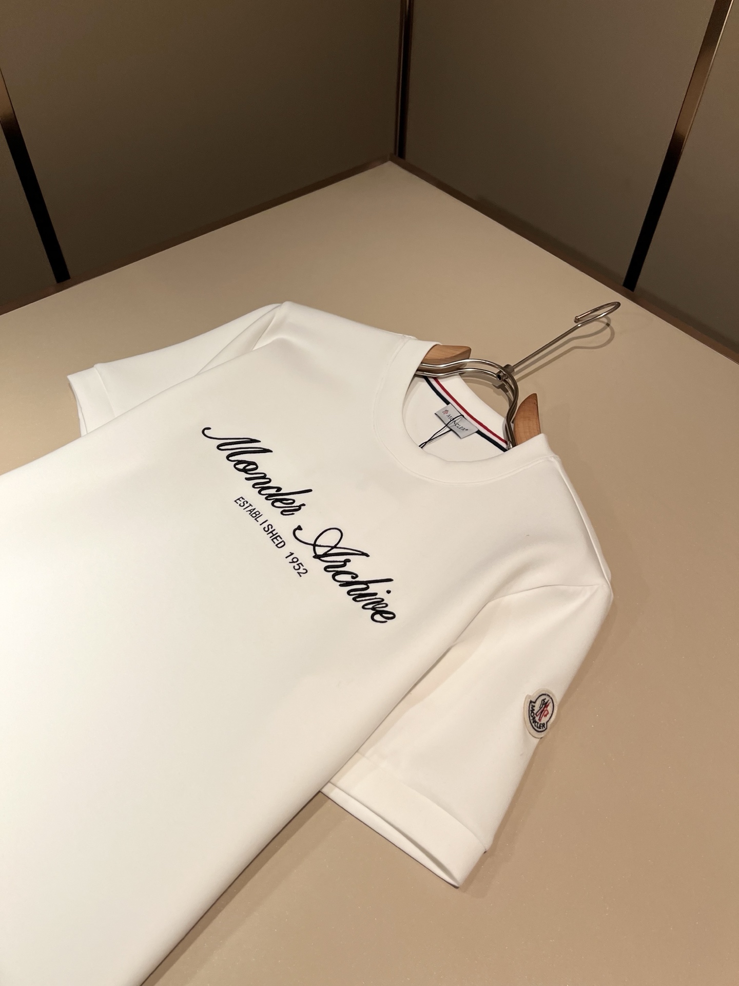 Moncler蒙口2026秋冬新款贸易订单短袖打底衫，全品相！！网红款！胸前logo图案刺绣设计！上身舒适透气，不僵硬，