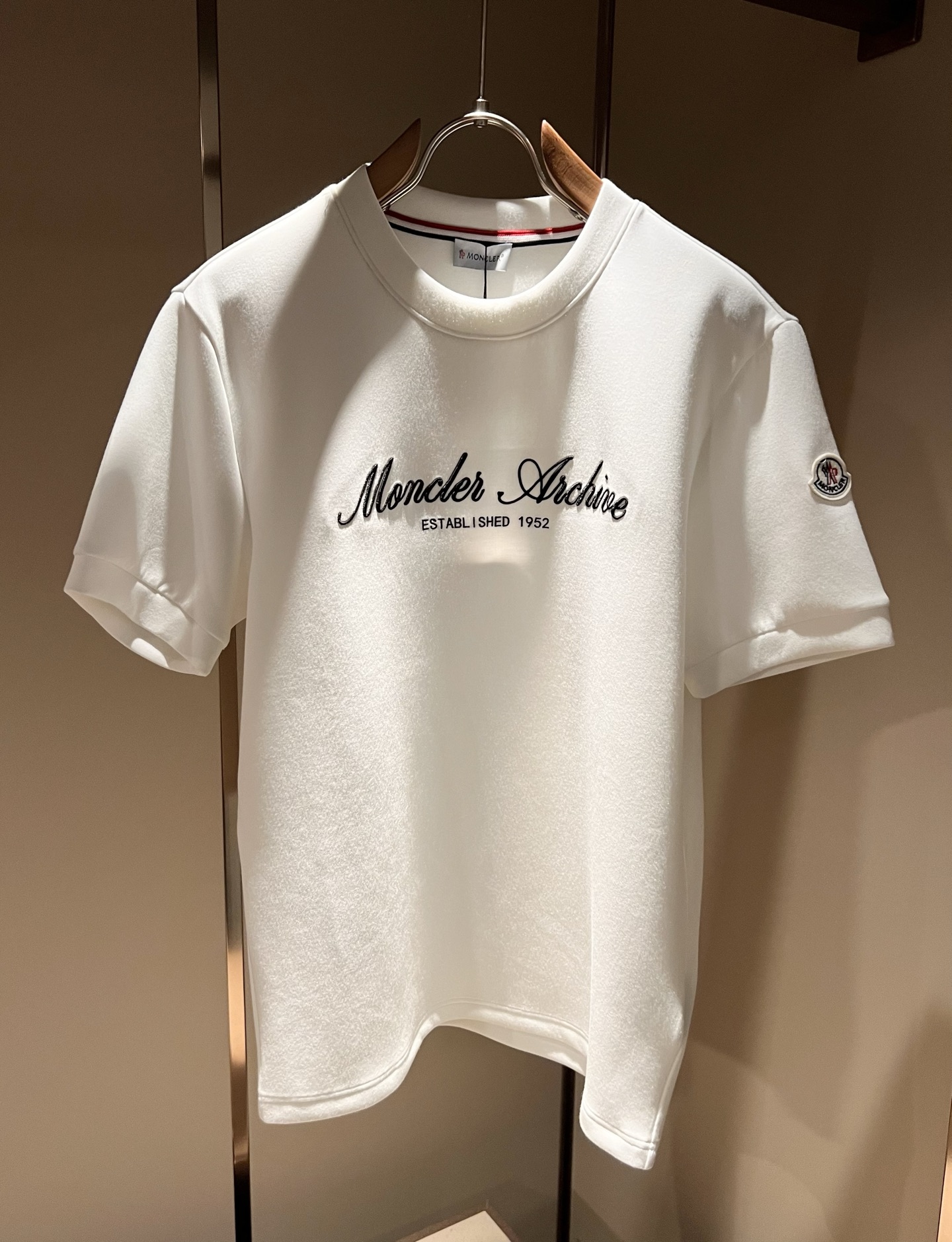 Moncler蒙口2026秋冬新款贸易订单短袖打底衫，全品相！！网红款！胸前logo图案刺绣设计！上身舒适透气，不僵硬，
