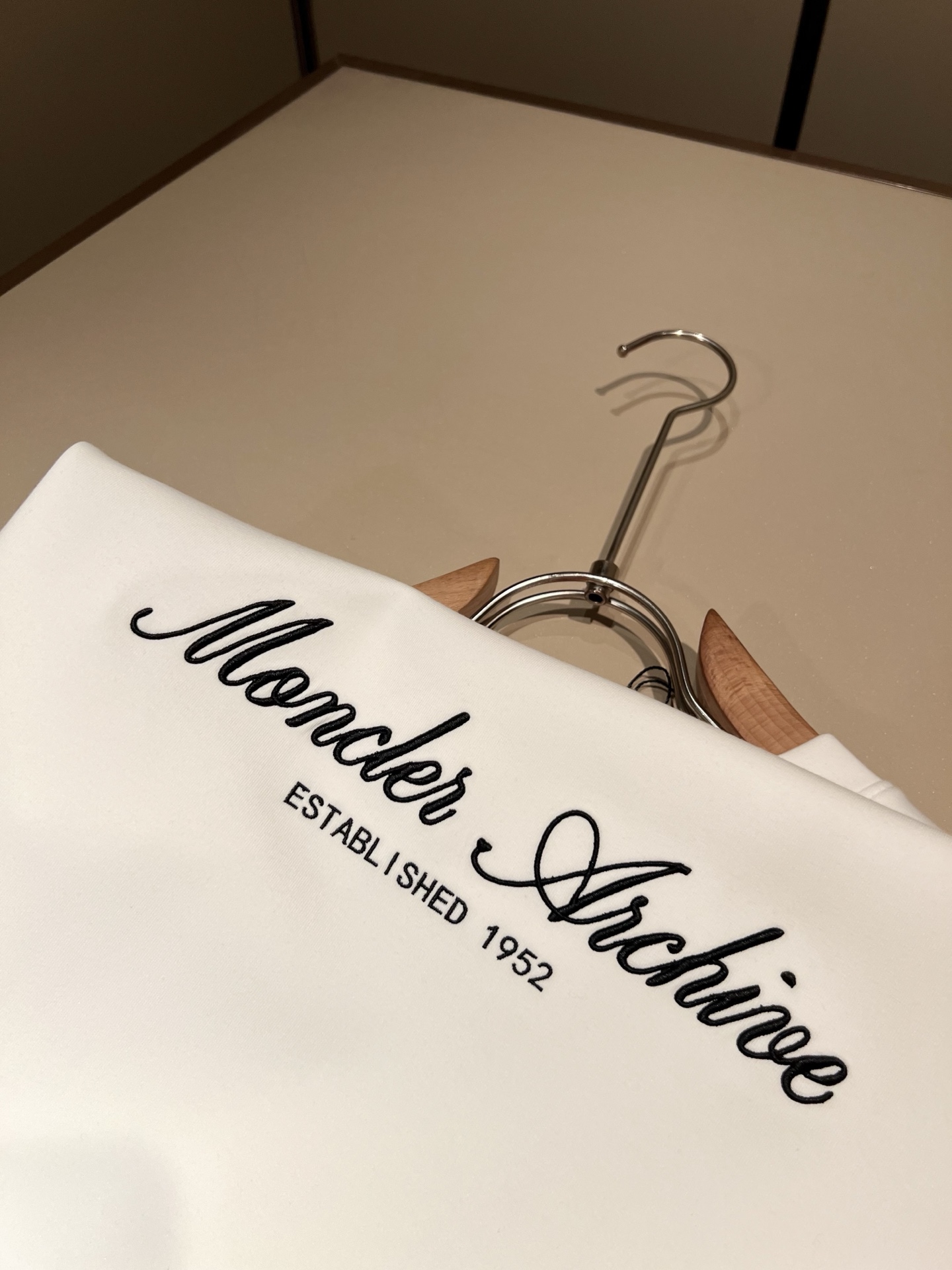 Moncler蒙口2026秋冬新款贸易订单短袖打底衫，全品相！！网红款！胸前logo图案刺绣设计！上身舒适透气，不僵硬，