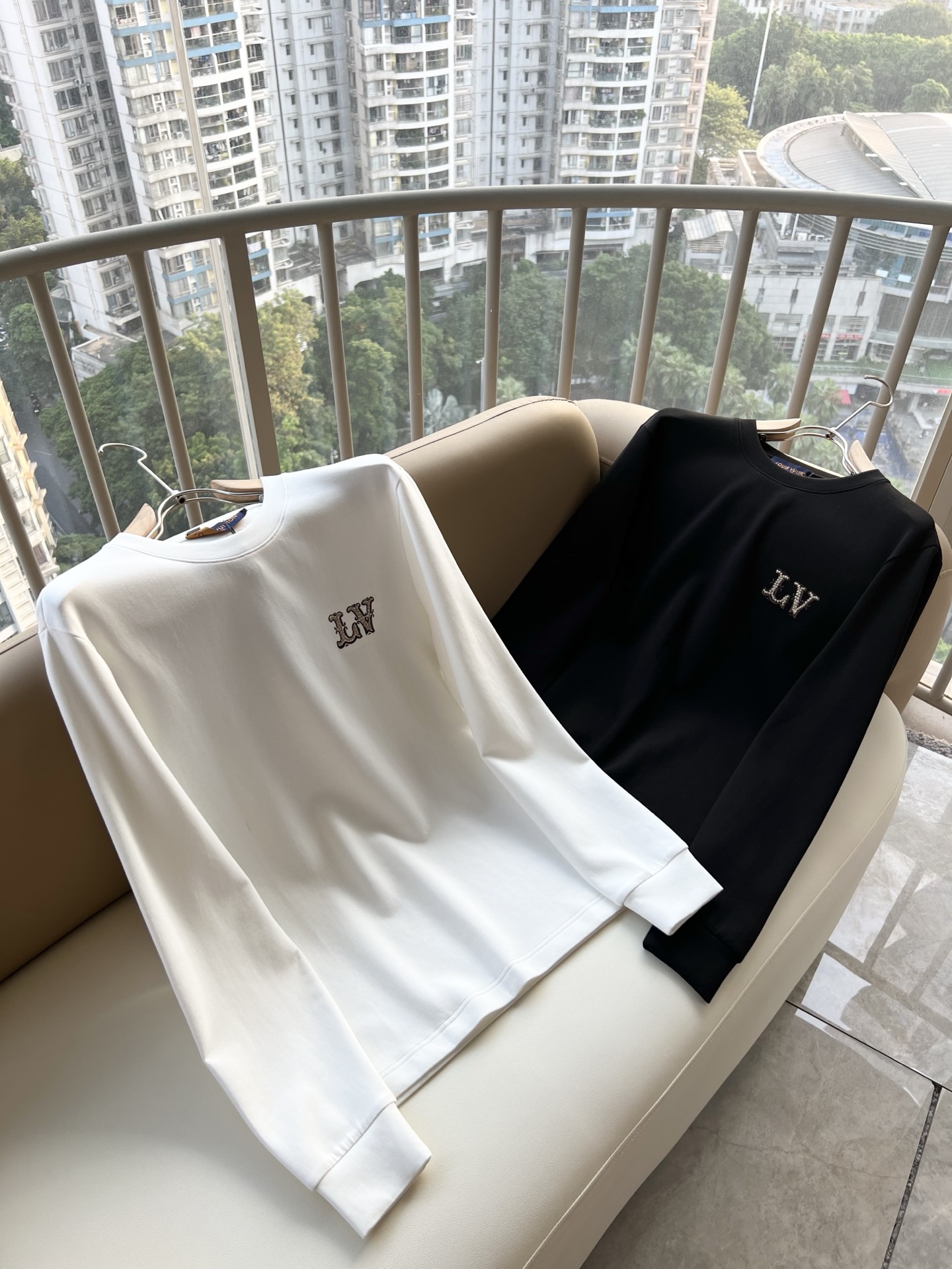 LouisVuitt*路易*登 2026秋冬新款男士长袖打底衫,非常时髦胸前logo刺绣修饰!区别于以往的不同,宣示品牌 LouisVuitt*路易*登 2026秋冬新款男士长袖打底衫,非常时髦胸前logo刺绣修饰!区别于以往的不同,宣示品牌