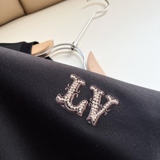LouisVuitt*路易*登 2026秋冬新款男士长袖打底衫,非常时髦胸前logo刺绣修饰!区别于以往的不同,宣示品牌 LouisVuitt*路易*登 2026秋冬新款男士长袖打底衫,非常时髦胸前logo刺绣修饰!区别于以往的不同,宣示品牌