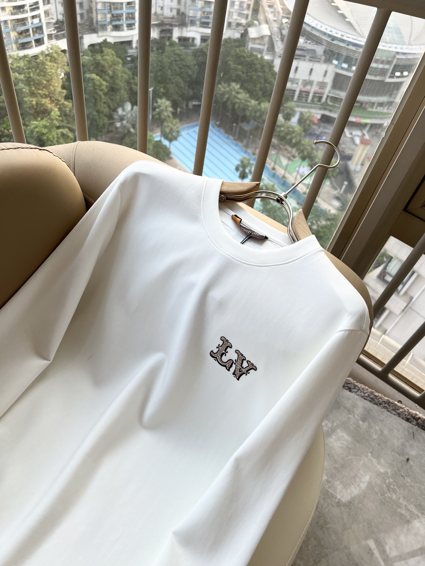 LouisVuitt*路易*登 2026秋冬新款男士长袖打底衫,非常时髦胸前logo刺绣修饰!区别于以往的不同,宣示品牌 LouisVuitt*路易*登 2026秋冬新款男士长袖打底衫,非常时髦胸前logo刺绣修饰!区别于以往的不同,宣示品牌