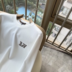 LouisVuitt*路易*登 2026秋冬新款男士长袖打底衫,非常时髦胸前logo刺绣修饰!区别于以往的不同,宣示品牌 LouisVuitt*路易*登 2026秋冬新款男士长袖打底衫,非常时髦胸前logo刺绣修饰!区别于以往的不同,宣示品牌