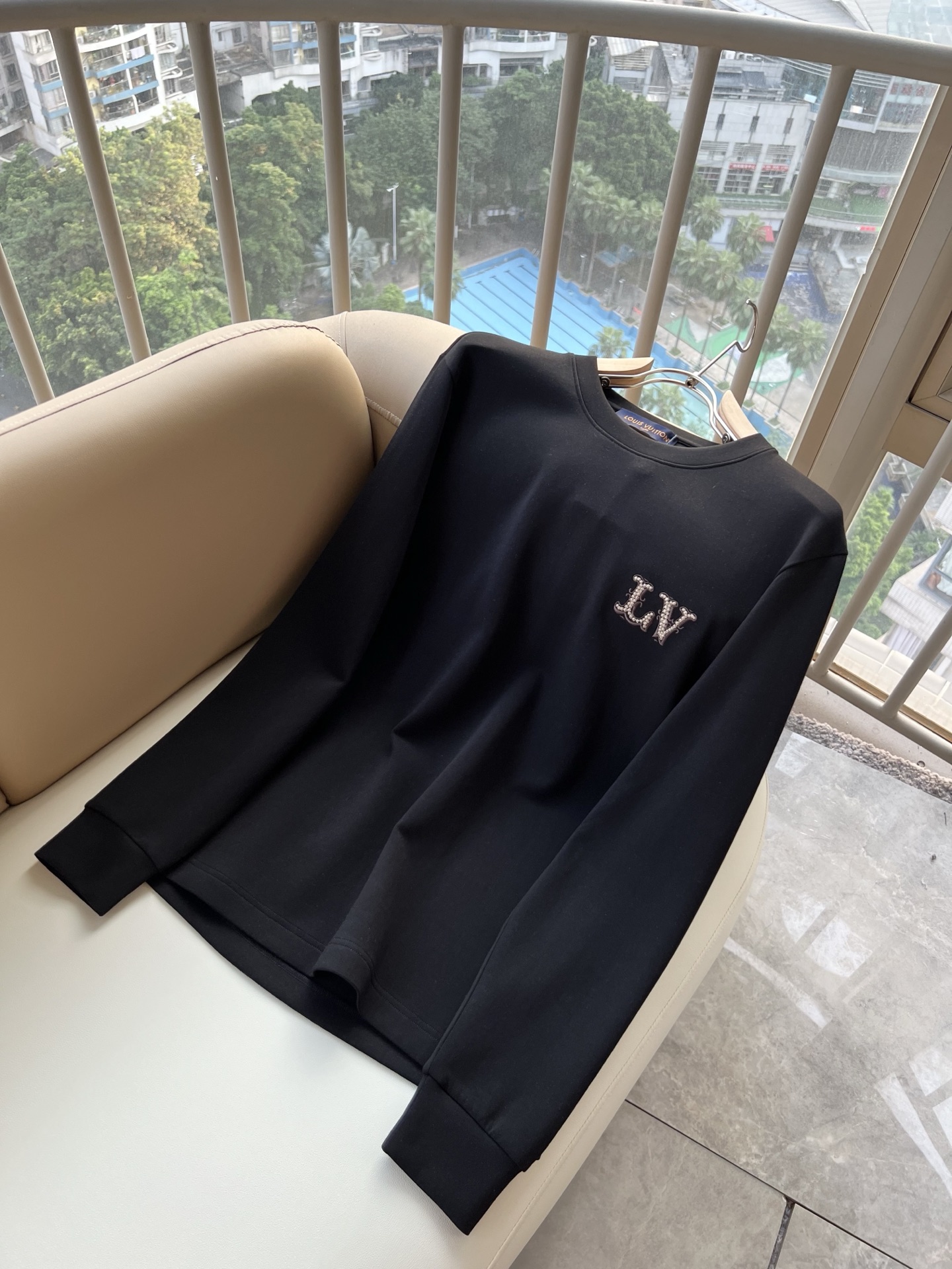 LouisVuitt*路易*登 2026秋冬新款男士长袖打底衫,非常时髦胸前logo刺绣修饰!区别于以往的不同,宣示品牌 LouisVuitt*路易*登 2026秋冬新款男士长袖打底衫,非常时髦胸前logo刺绣修饰!区别于以往的不同,宣示品牌