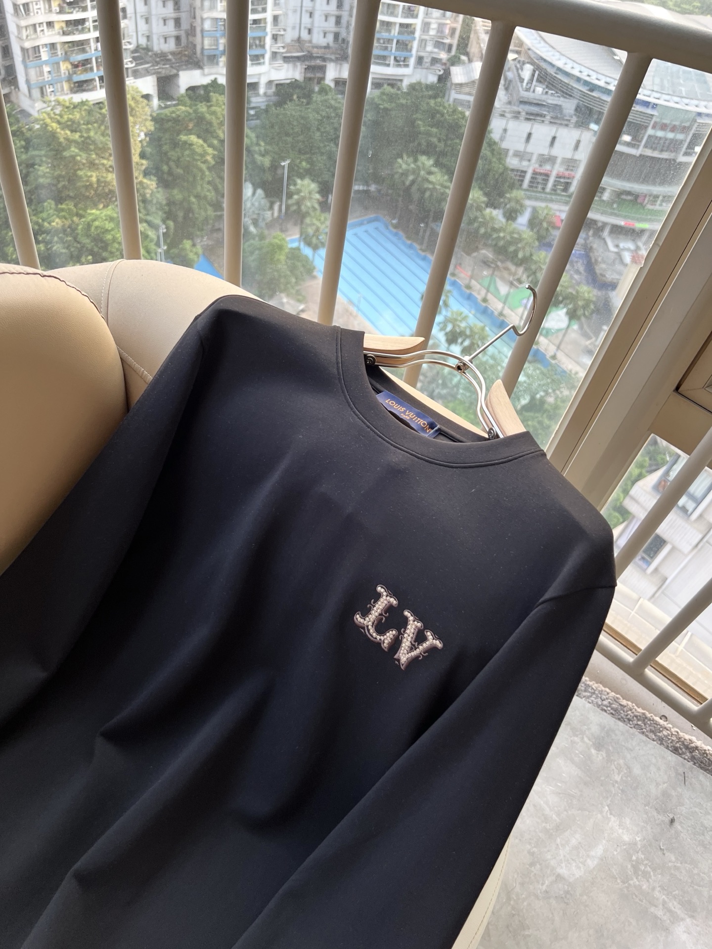 LouisVuitt*路易*登 2026秋冬新款男士长袖打底衫,非常时髦胸前logo刺绣修饰!区别于以往的不同,宣示品牌 LouisVuitt*路易*登 2026秋冬新款男士长袖打底衫,非常时髦胸前logo刺绣修饰!区别于以往的不同,宣示品牌