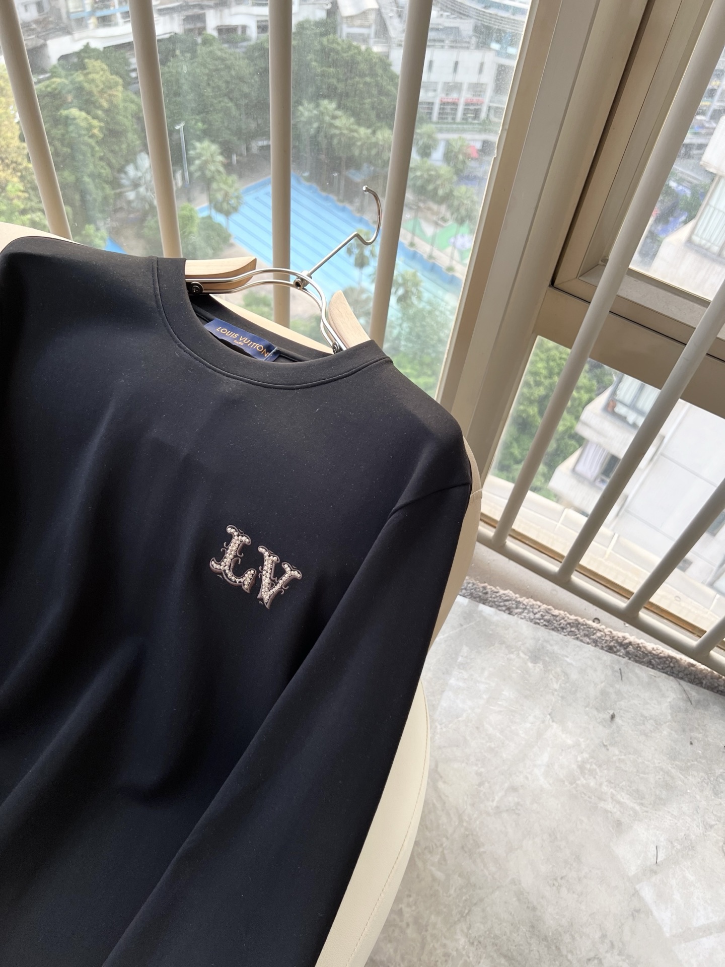 LouisVuitt*路易*登 2026秋冬新款男士长袖打底衫,非常时髦胸前logo刺绣修饰!区别于以往的不同,宣示品牌 LouisVuitt*路易*登 2026秋冬新款男士长袖打底衫,非常时髦胸前logo刺绣修饰!区别于以往的不同,宣示品牌
