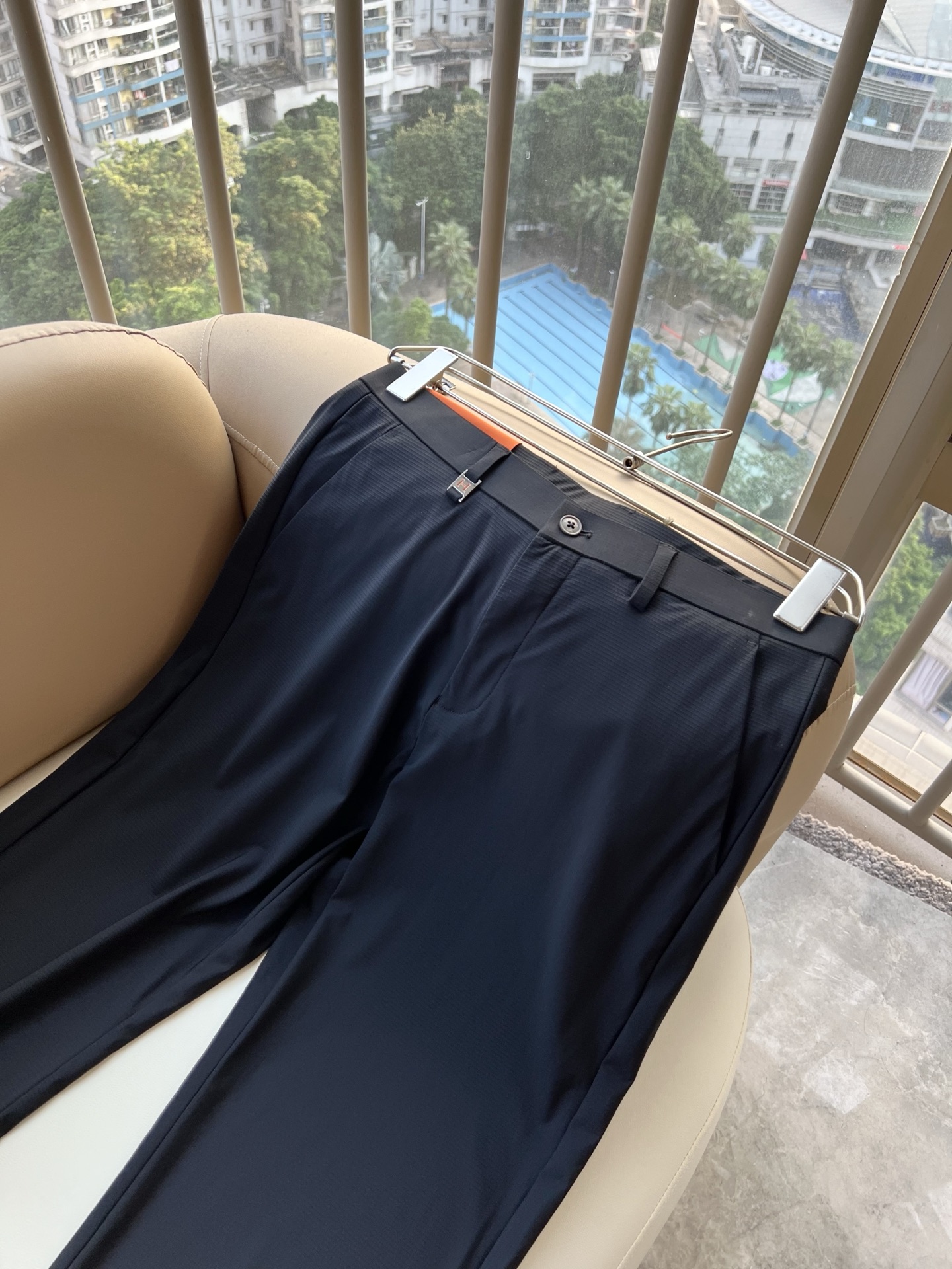 HERM*S 爱*仕 2026春夏男士高端休闲西裤 海外贸易公司渠道订单 !男士商务修身直筒西裤!上海恒隆店在售!高 HERM*S 爱*仕 2026春夏男士高端休闲西裤 海外贸易公司渠道订单 !男士商务修身直筒西裤!上海恒隆店在售!高