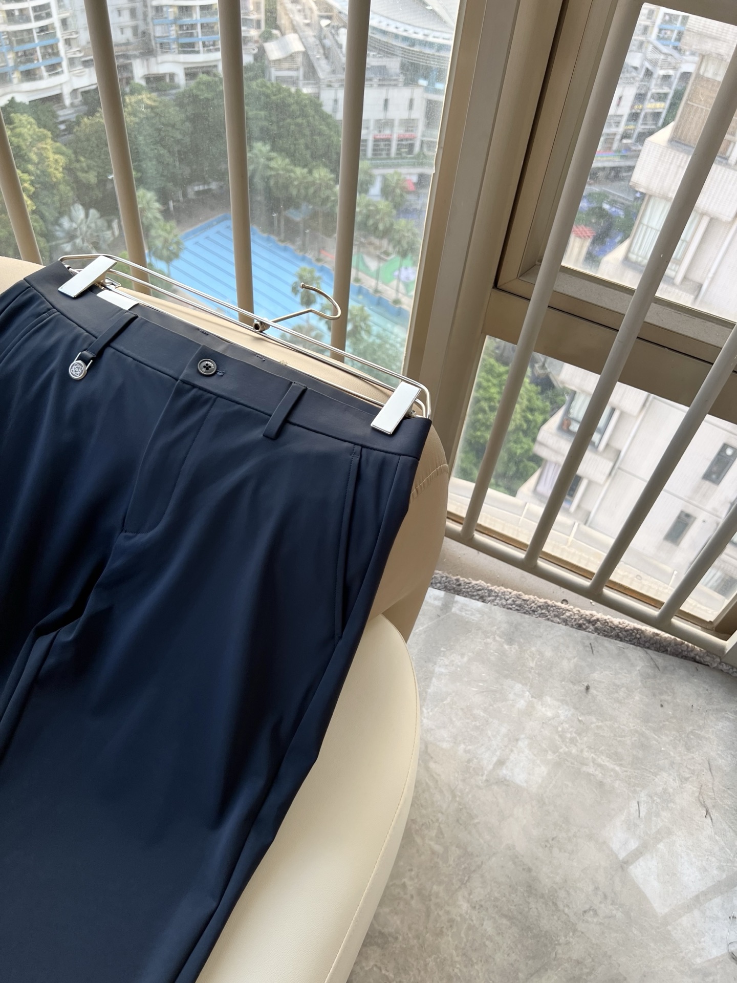 LO*WE/罗*威2026春夏新品男士时装款高端休闲西裤裤,香港洋行渠道货,日本原厂出品,纯血统品质,完美延续了LOE* LO*WE/罗*威2026春夏新品男士时装款高端休闲西裤裤,香港洋行渠道货,日本原厂出品,纯血统品质,完美延续了LOE*